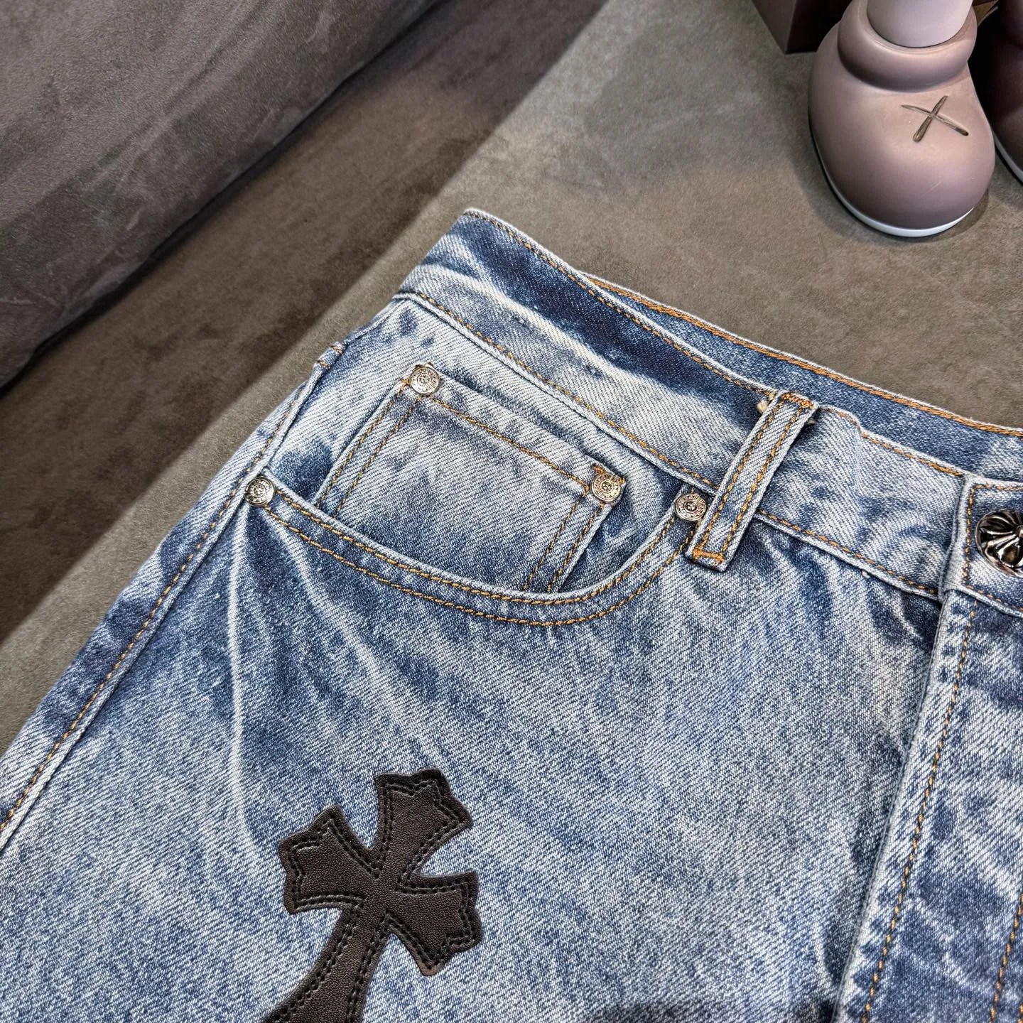 P270 Chrome Hearts CH Cross embroidered distressed jeans Top ceiling quality 100% version correct version is coming!  Believe me this must be the best quality you will ever come across! ! Excellent value for money! !  Styles with different washes and textures are very friendly to people with thin legs and thick legs. The straight version is very flattering to the shape of the legs. The moderate length is timeless and easy to match. It is the basis of various styles and a must-have in the wardrobe! ! Add a little stacking to easily control this year's popular clean fit fabric. The fabric is stiff but the upper body is soft without losing texture. The sides and cuffs of some styles have a bone-wash effect. It's really hard not to love it! The outfit effect is immediate! ✅Correctly customize the Croxin metal leather label on the back panel. It is not sold directly with the cross on the finished jeans. 1:1 copying strives for excellence and the details are perfectly grasped. ✅The cross leather label is clear and smooth. Exquisite turning top craftsmanship. ✅Buttons, zippers and hardware are all customized versions of the Croxin LOGO. ✅High-cost washing process. Size: 28 30 32 34 36 (5 sizes)